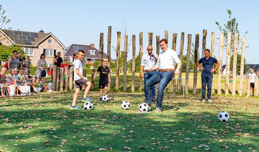 <p>Door gezamenlijk een bal in het doel te schieten, werd het speeleiland officieel geopend (Foto: Foto-OK.nl)</p>