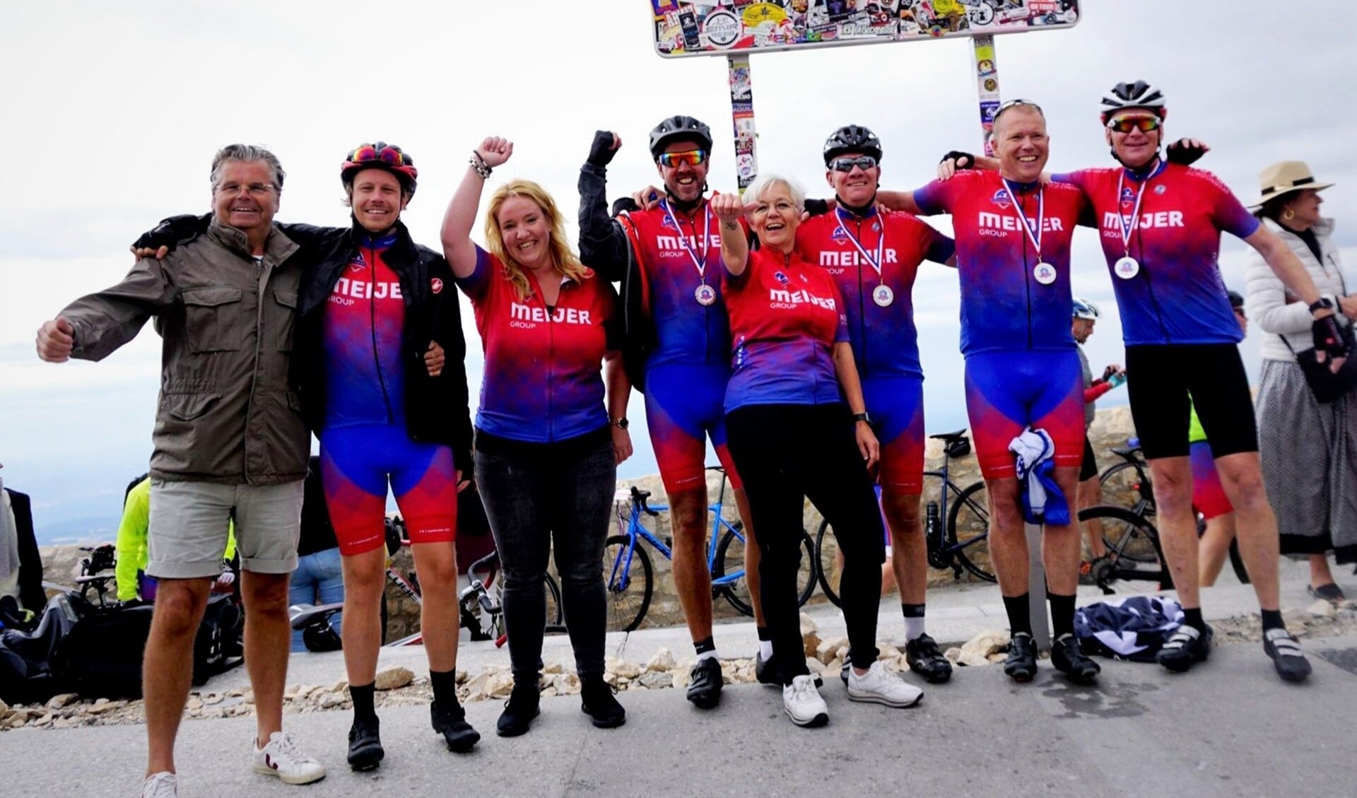 Het team All Safety heeft hun doel, de top van de Mont Ventoux, bereikt.