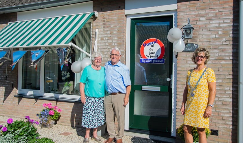 <p>De voortuin was speciaal voor het huwelijk versierd met vlaggetjes. Zo kon niemand zich vergissen dat het een feestdag was. Foto: Sam Fish</p>