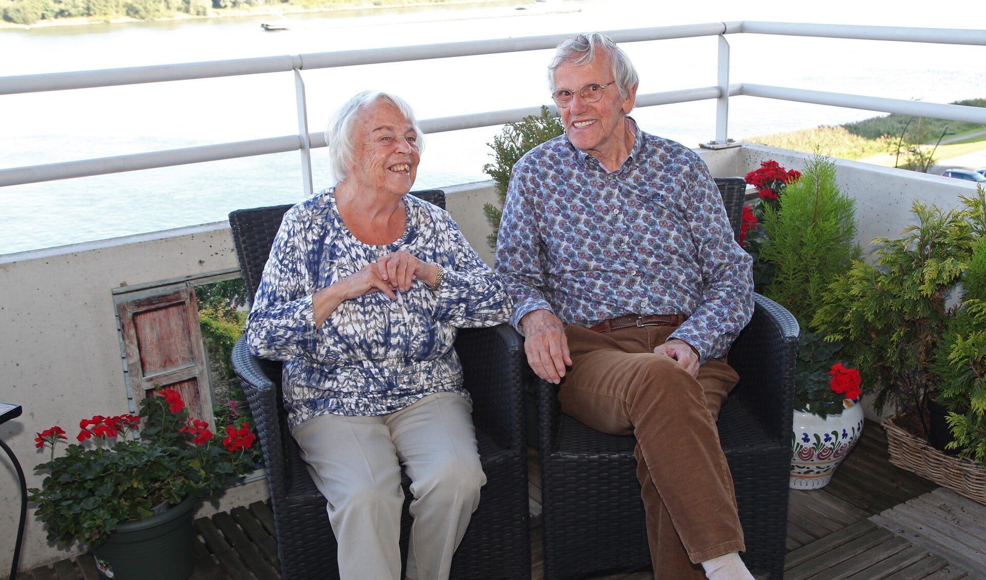 Het echtpaar geniet vaak op het balkon aan de Oude Maas. (Foto: Martin M. Marcus)