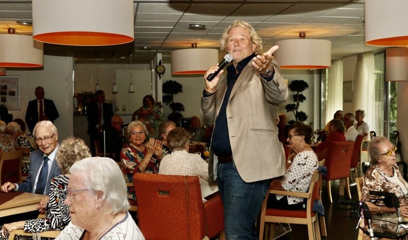 <p>De Brielse zanger Ger Vos wist de sfeer er goed in te brengen (Foto: Wil van Balen)</p>