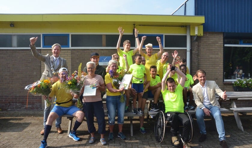 Feest bij het G-Team dat ook een cheque van € 500,00 ontving vanwege het 25-jarig bestaan.