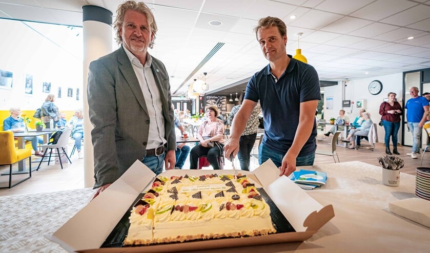 <p>De officiële heropening vond plaats door het aansnijden van een taart door de wethouders Hamerslag en Soeterboek. </p>