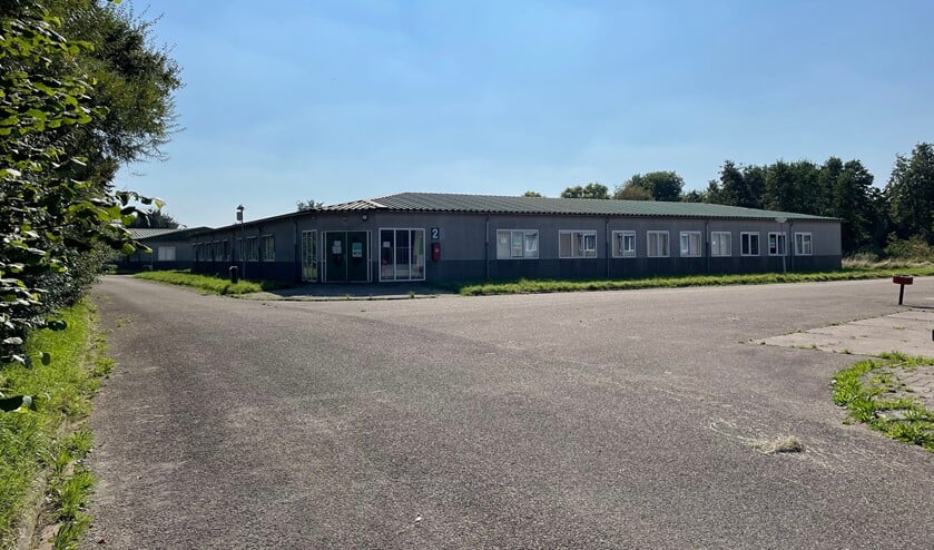 <p>De vaste gebouwen van het AZC terrein in 's-Gravendeel. (foto: gemeente HW)</p>