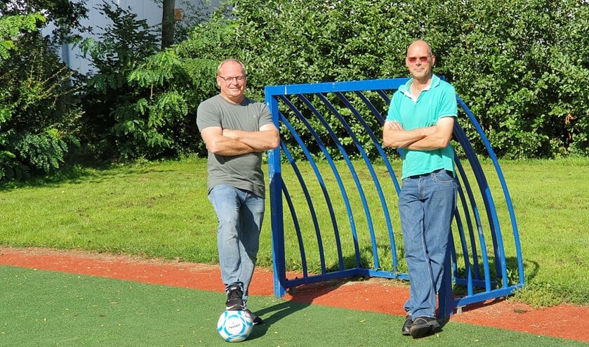 <p>Bart en Ivo op het trapveldje. (foto: pr)</p>
