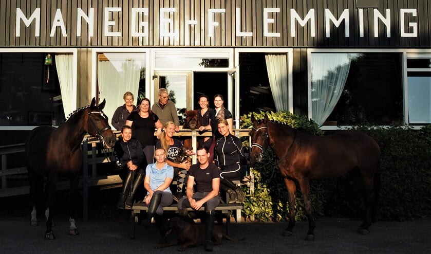 <p>Vlnr: Vienna, Ingrith van Dueren den Hollander-Reijns, Piet Huisman, Rolex, Lucinda van der Burgh, Isabeau Breure, Alice Verkerk-Schrier, Marjon Kosten, Joyce Brand, Alisia Hoogstad, Rosa, Sanne Velthuizen, Jordy Slegtenhorst, Mac, Silver. </p>