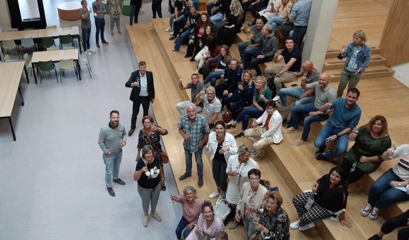 <p>Proost op de opening! De trots spat er vanaf!</p>