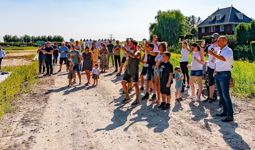 <p>De toekomstige bewoners en genodigden hieven het glas op het laatste stukje van Park Waterrijk. (foto: Foto-OK.nl)</p>