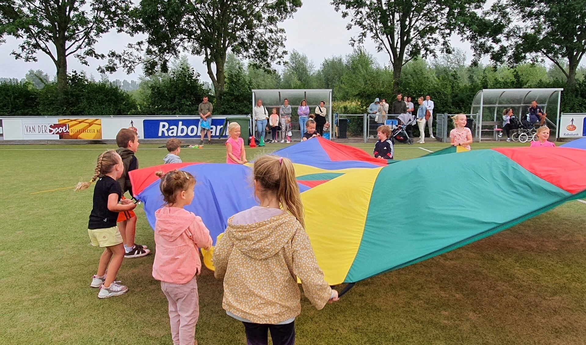 Met heel veel plezier 'trainden' de kinderen met de grote parachute.