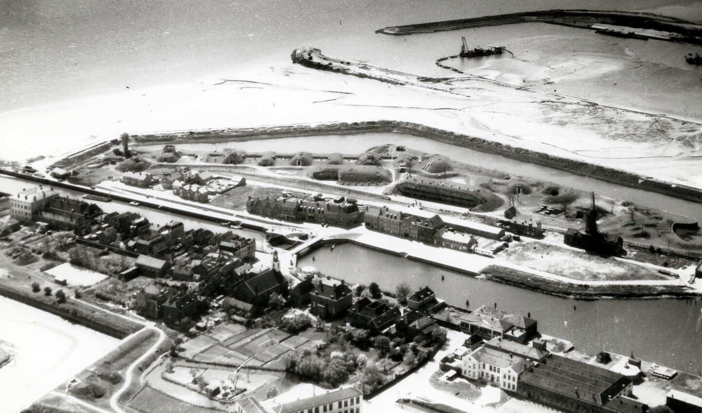 luchtfoto Vesting, Werkhaven, Deltawerken 1956