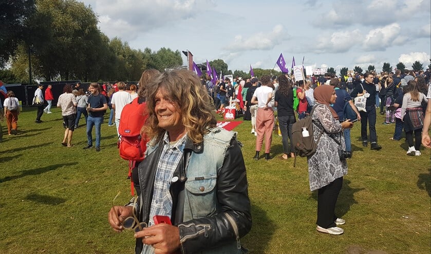 <p>Demonstratie woonprotest - samen sterker. Ik begon als kraker, mijn nichtje werkt 'thuis' vanuit een ver land. Hier kan ze geen woning vinden.<br><br></p>