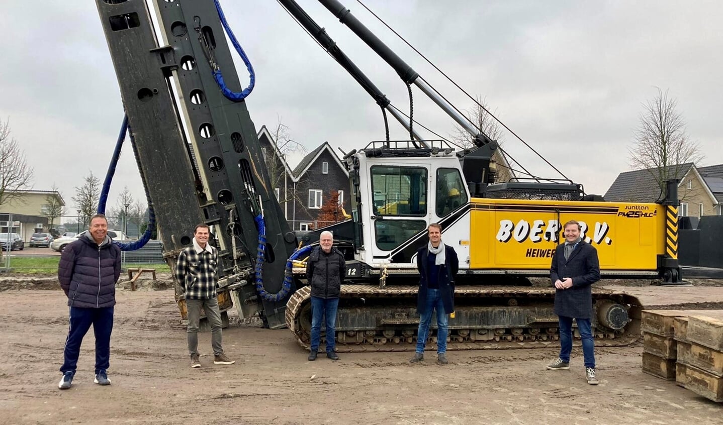 Bestuursleden van TV Bernissepark Wout Vansintmaartensdijk, Luc Boog en Arie de Snaijer keken hoe de wethouders de eerste paal sloegen.