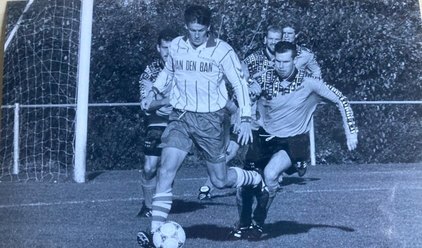 Harry Rusken speelde in zijn actieve loopbaan onder meer bij voetbalclub Hellevoetsluis.