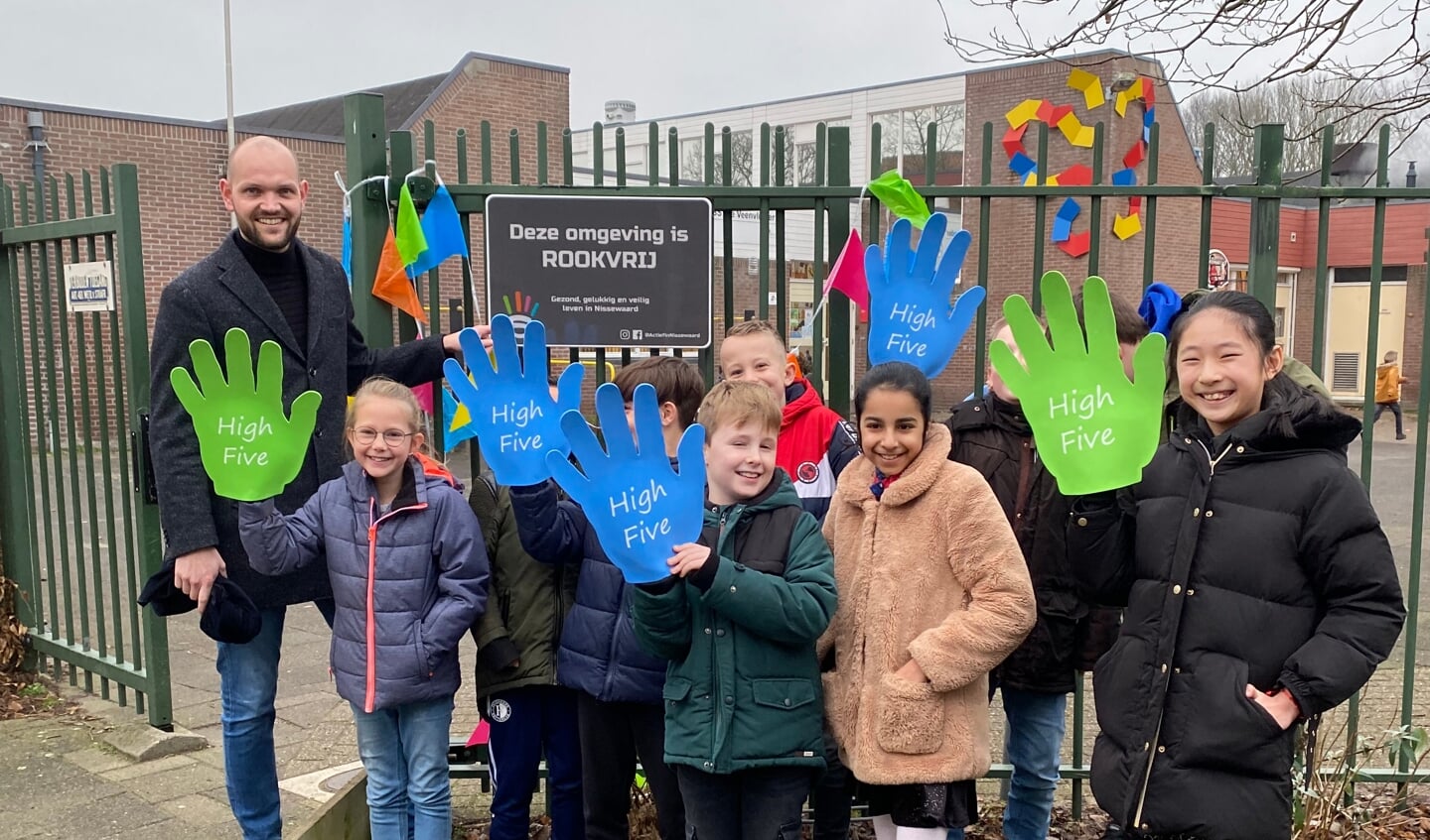 Ook de Veenvlinder heeft nu een rookvrij schoolplein.