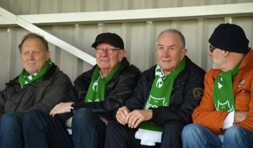 John den Uijl (tweede van links),slaat met zijn supportersvrienden al sinds 1988 geen thuiswedstrijd van voetbalclub Spijkenisse over... (Foto: www.spijkenisse.nl)
