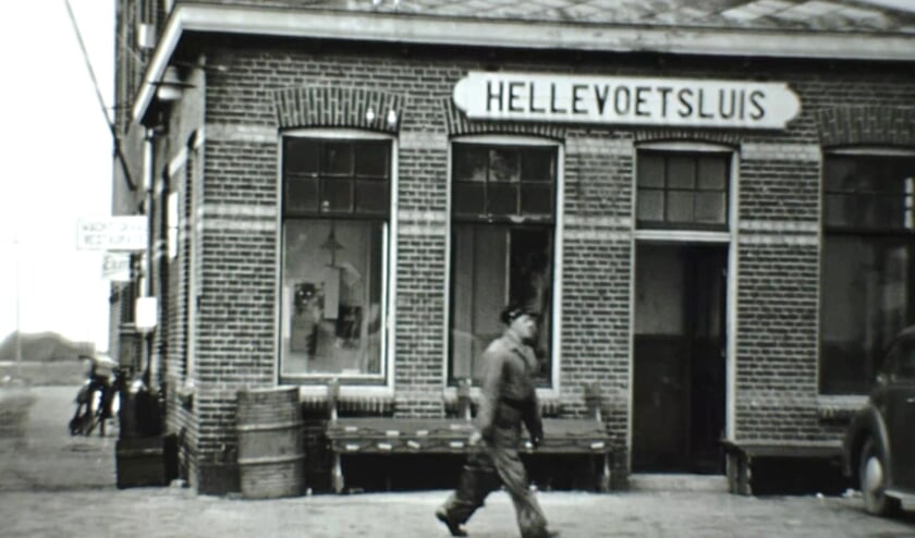 Het station in Hellevoetsluis. Hierna pakten veel reizigers de veerdienst naar Middelharnis.