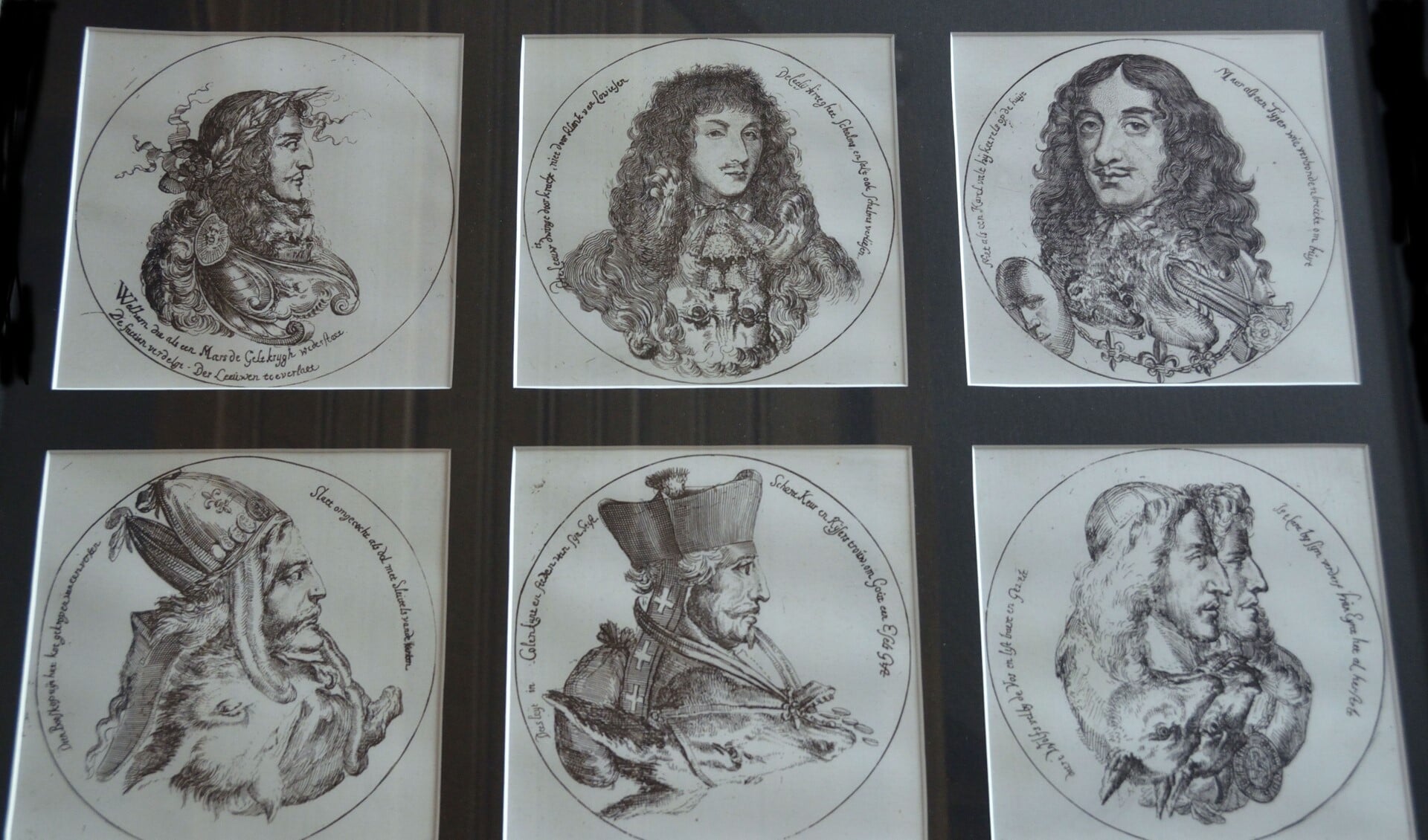 De hoofdrolspelers in het rampjaar 1672: Willem III, Lodewijk XIV, Karel II, de bisschoppen van Keulen en Munster en de gebroeders De Witt.