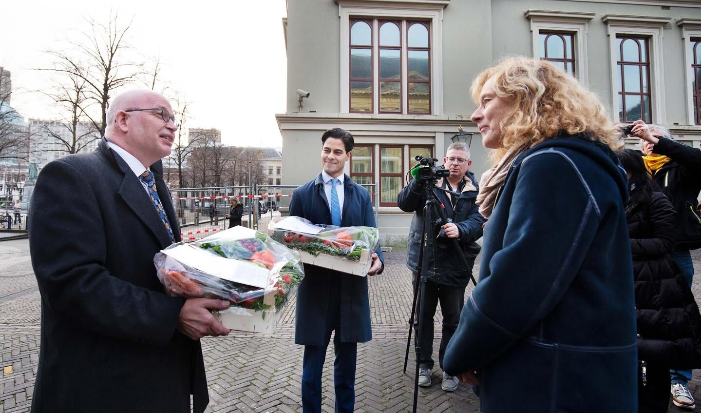 Adri Bom-Lemstra, voorzitter van Glastuinbouw Nederland en Greenports Nederland, overhandigde een brandbrief én een kistje gezondheid aan de ministers Staghouwer van LNV en Jetten van Klimaat en Energie