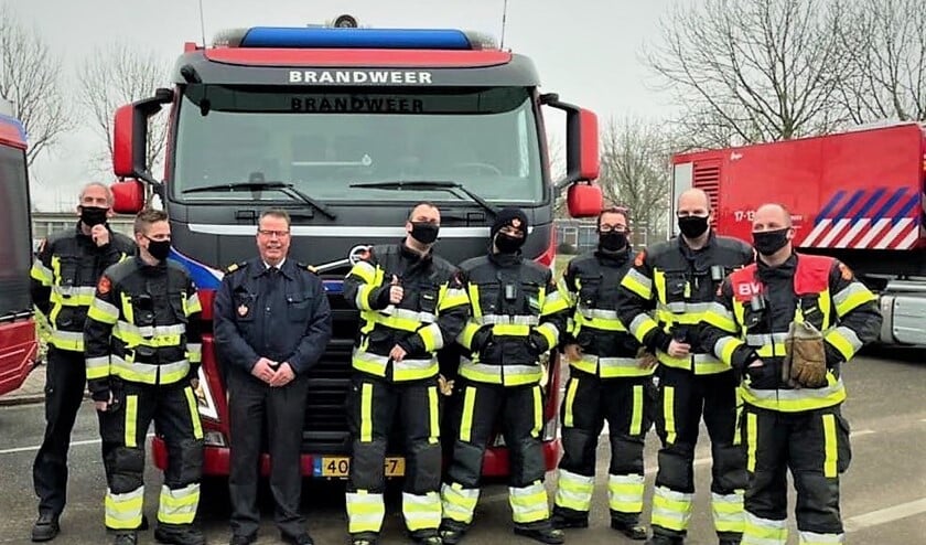 Bert Groeneweg, 3e van links, kreeg van de collega's bij de brandweer een onvergetelijk afscheid. Hij was dan ook maar liefst 42 jaar brandweerman in hart en nieren. (foto: pr)