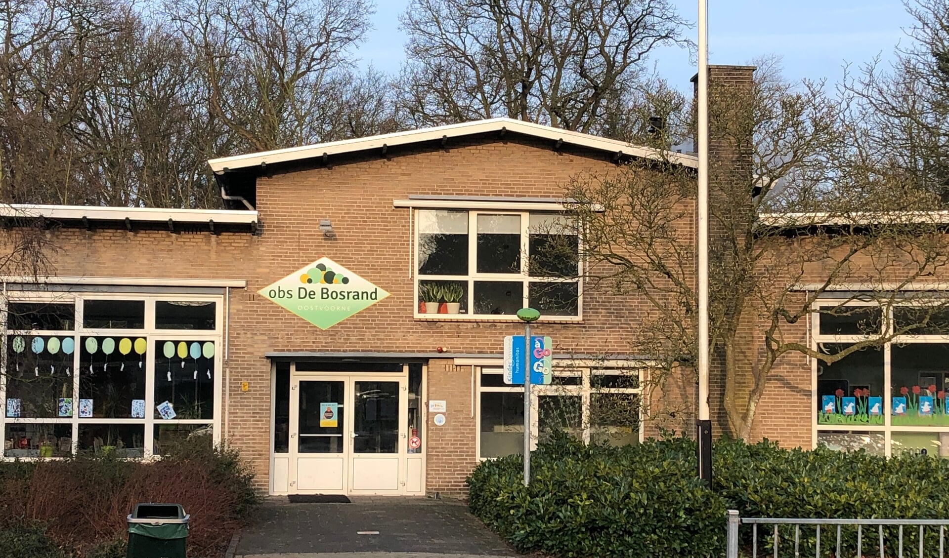 De beoogde locatie voor het integraal kindcentrum (IKC) is naast basisschool De Bosrand in Oostvoorne  