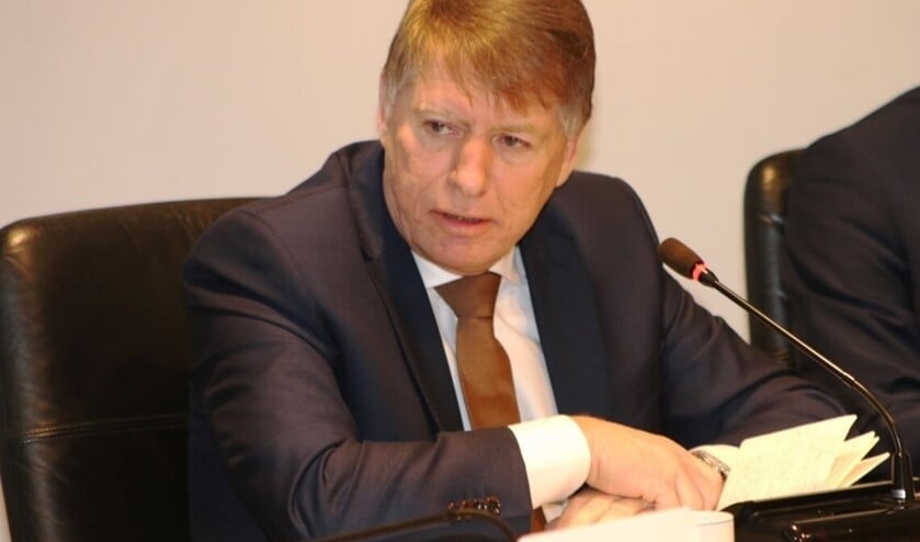 Sjaak van der Tak tijdens de coalitiebesprekingen in 2018 voor de nieuwe gemeente Hoeksche Waard. (archieffoto: Conno Bochoven)