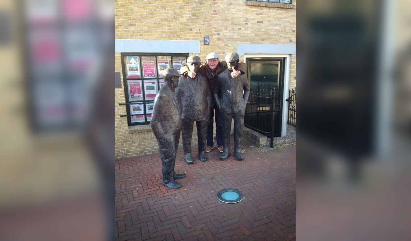 John den Uijl verbroederd met de 'bronzen petten' voor restaurant De Krom in Spijkenisse.