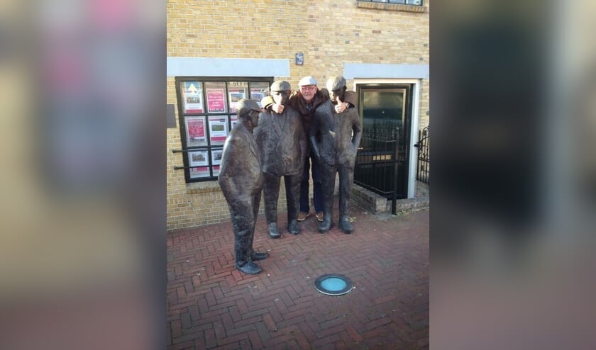 John den Uijl verbroederd met de 'bronzen petten' voor restaurant De Krom in Spijkenisse.