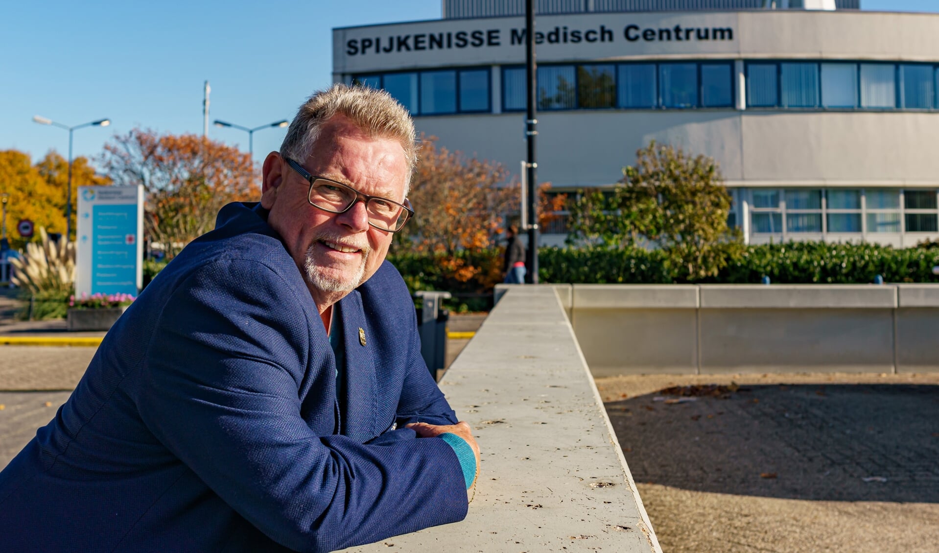 Willem Heijdacker overhandigt 27 september de petitie aan de directie van het ziekenhuis. 