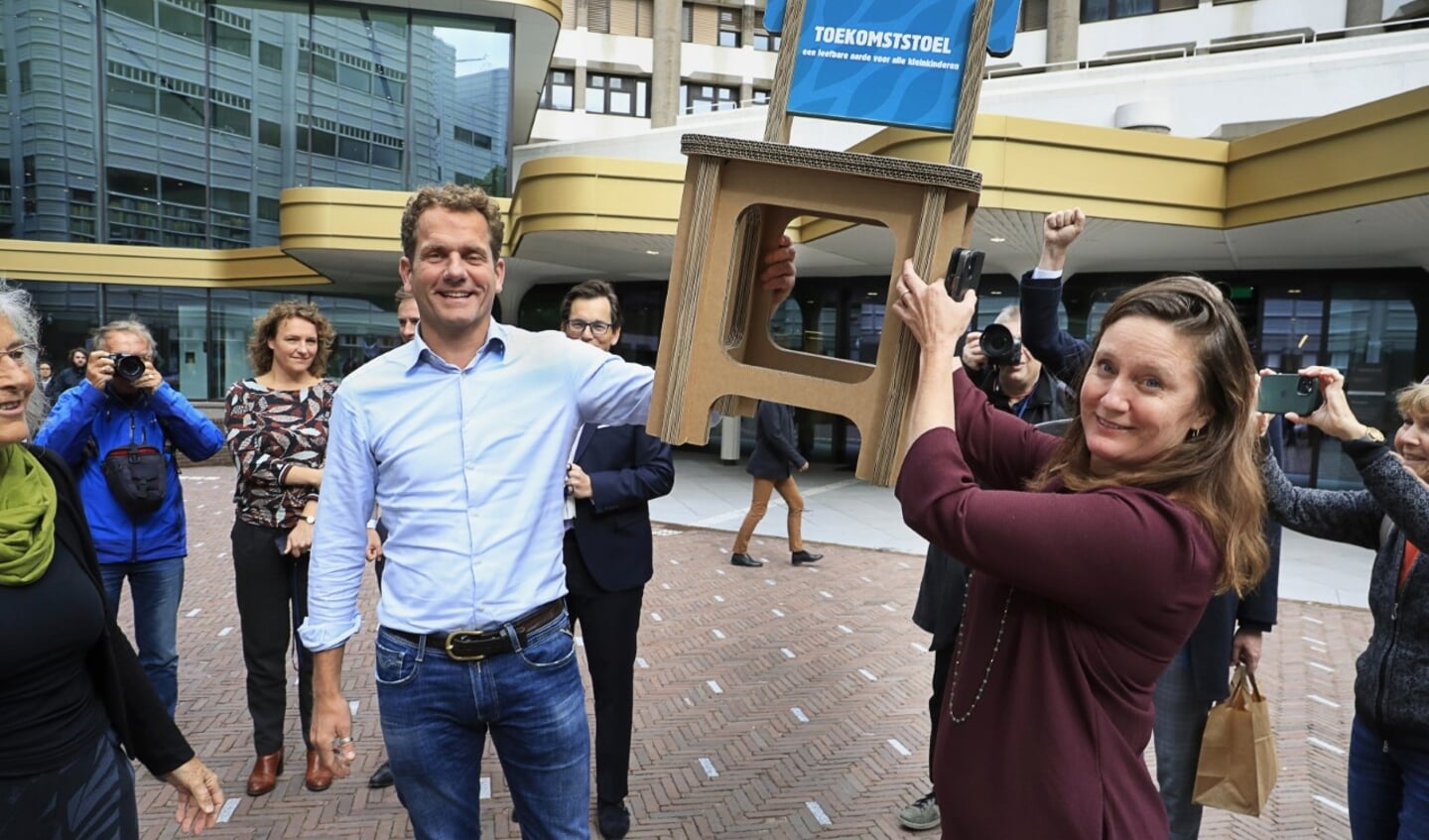 Joris Thijssen (PvdA) en Suzanne Kröger (Groen Links) nemen samen met andere Kamerleden de Toekomststoel ontvangst.
