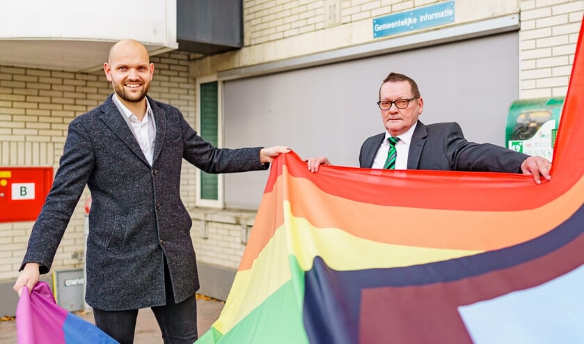 Regenboogvlag wappert voor het gemeentehuis