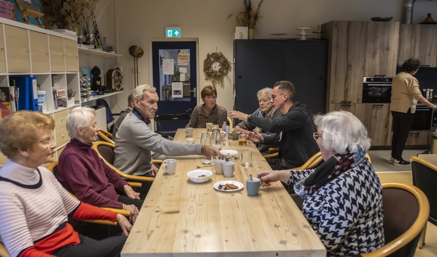 Steeds meer mensen schuiven aan in Buurtkamer Ons Midden.
