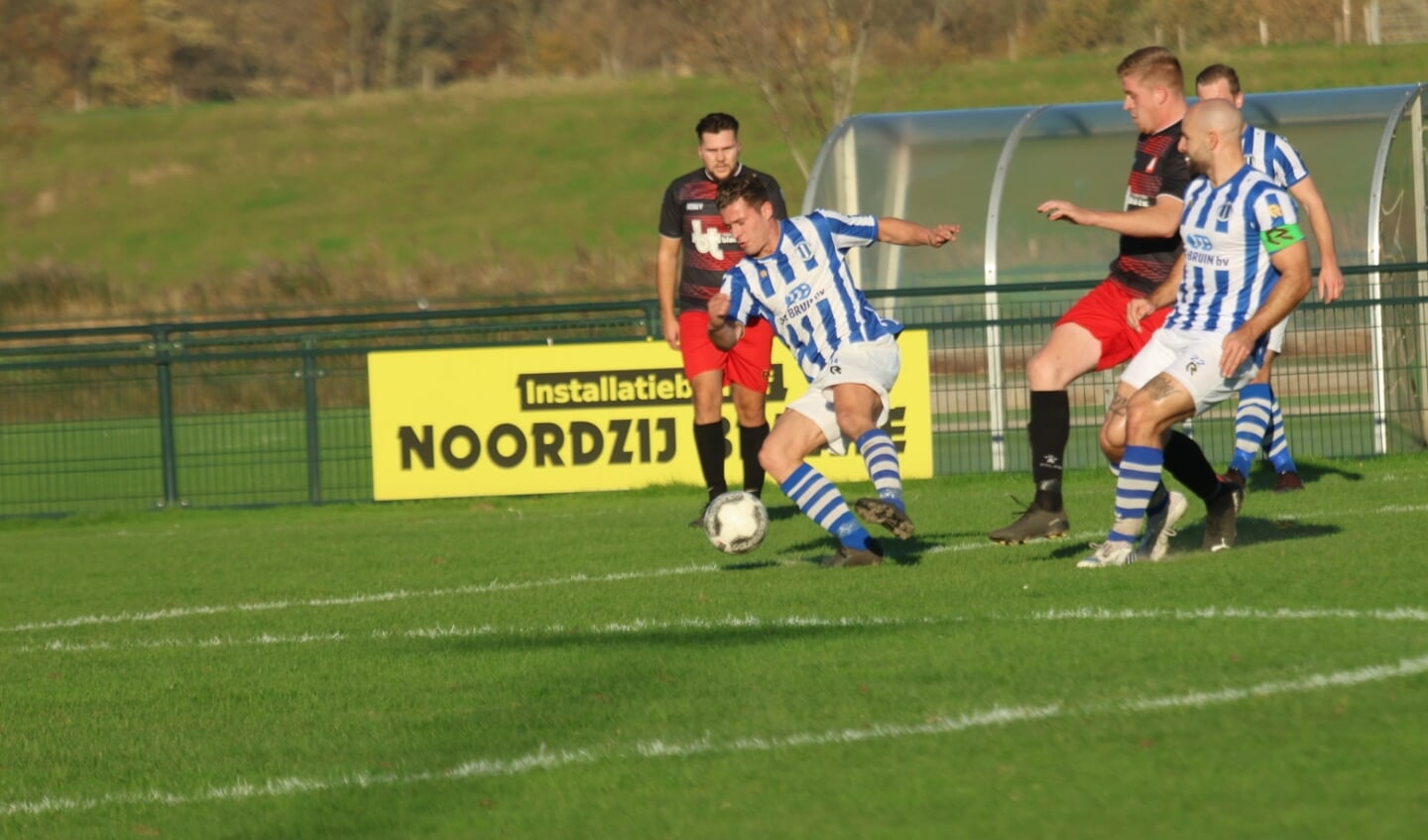 Jesse Langendoen slaagde er niet in om te scoren voor Zwartewaal in de derby met Abbenbroek (Foto: Wil van Balen)