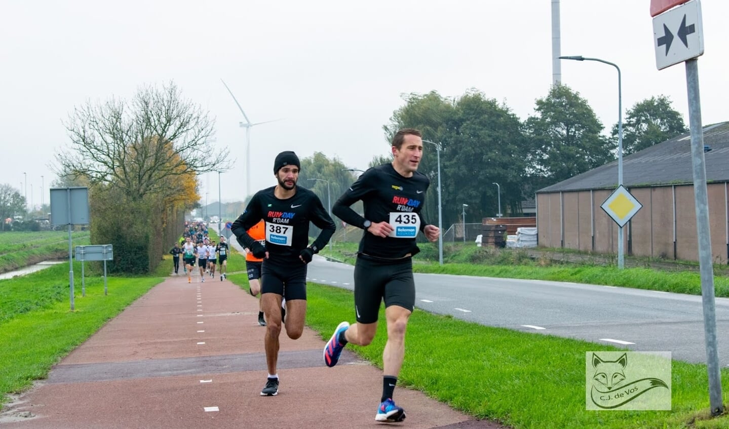 Ricardo Sint Nicolaas en Yoram Polak in de eerste kilometer van de wedstrijd. (foto: Corstian de Vos).