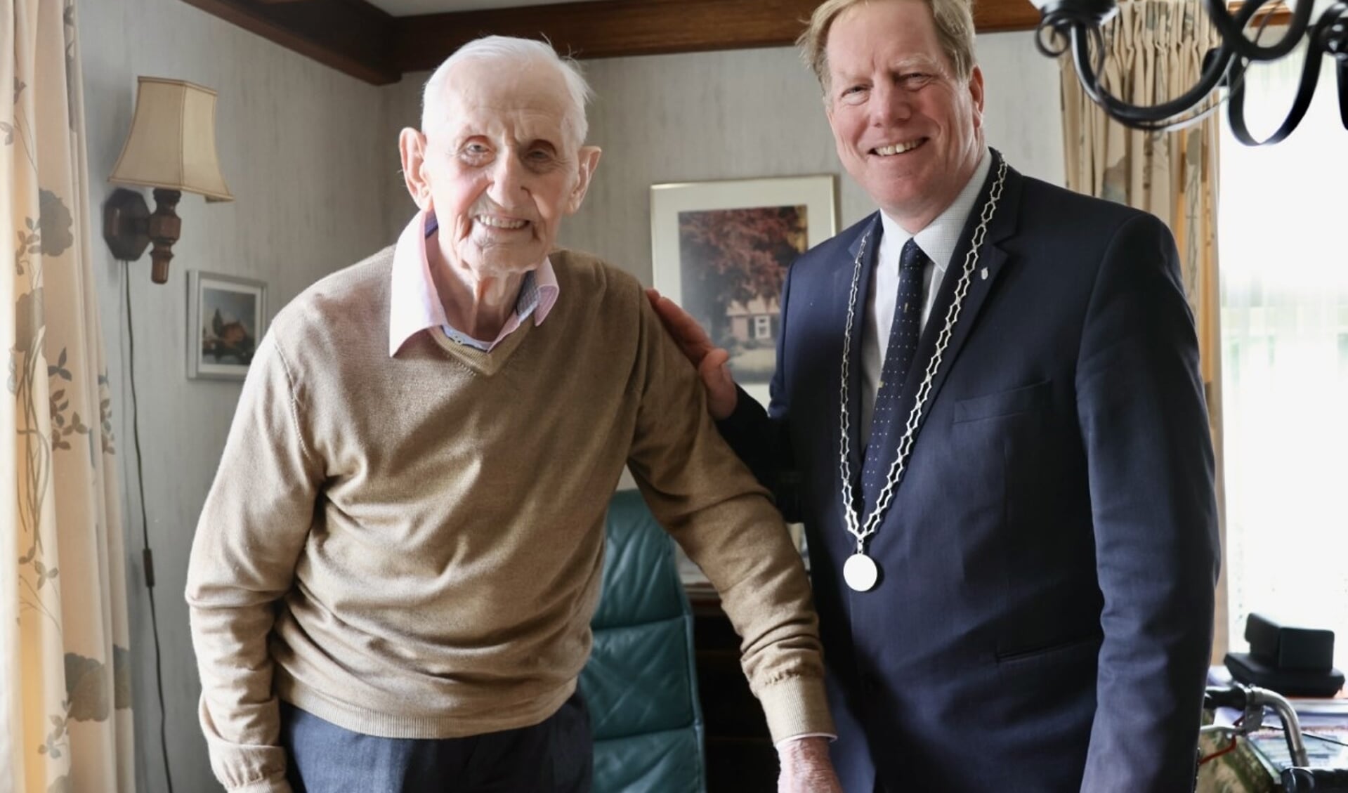 Burgemeester De Jong op bezoek bij de 103-jarige Dinardus Went