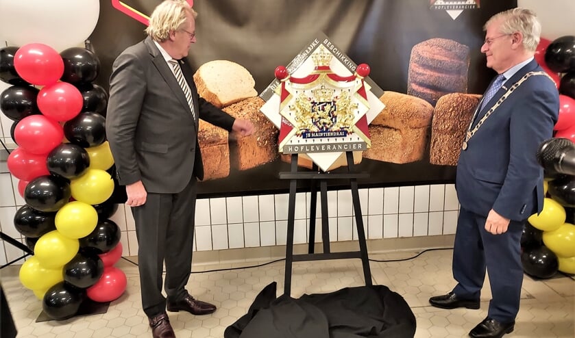 De onthulling van het bord Hofleverancier.