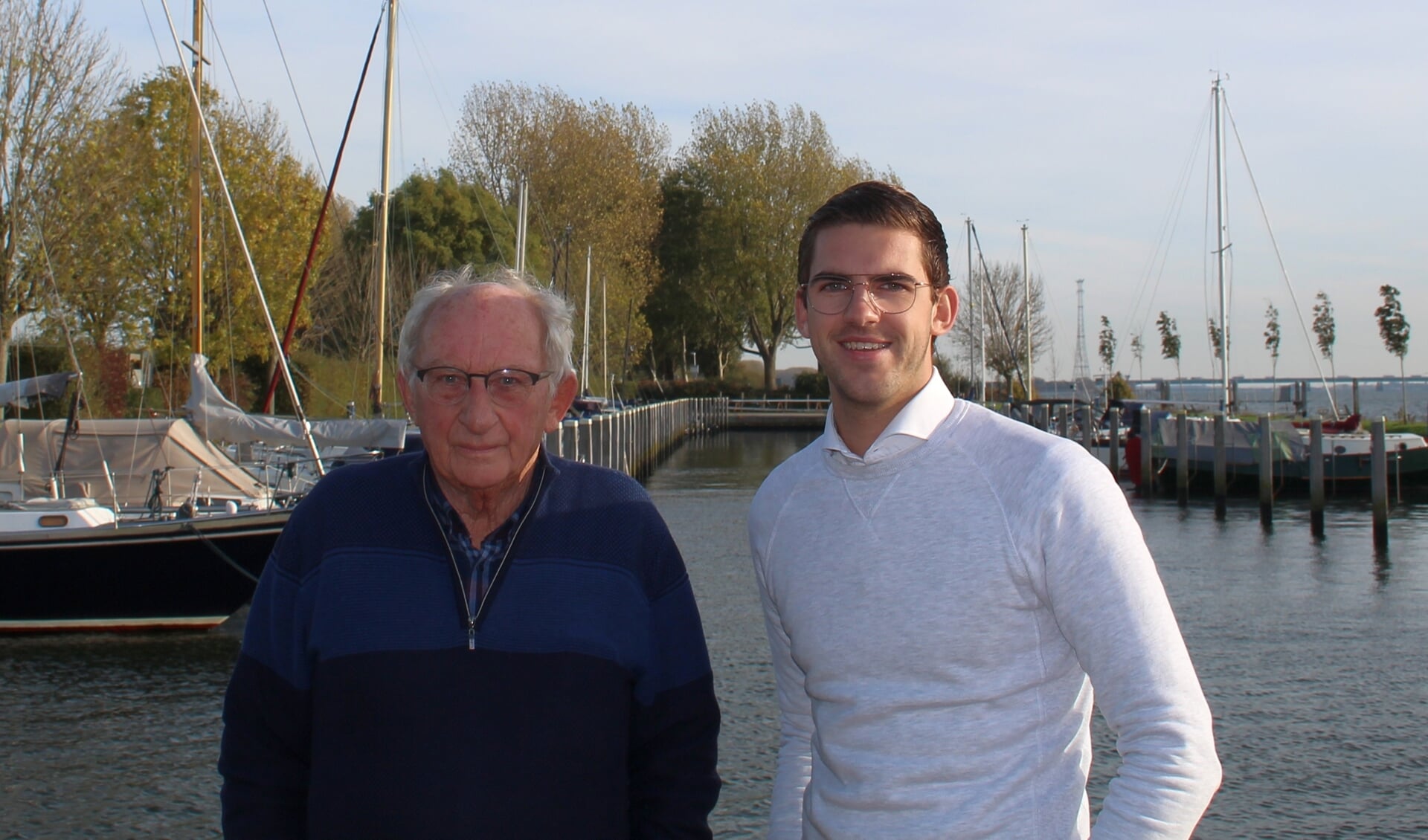 Leden WSV De Hitsert: Rob Dinkla en Bart de Klerk hebben hun hart verpand aan De Hitsert, de club met uniek zeilwater en uitzicht. (foto: Koos Romeijn)