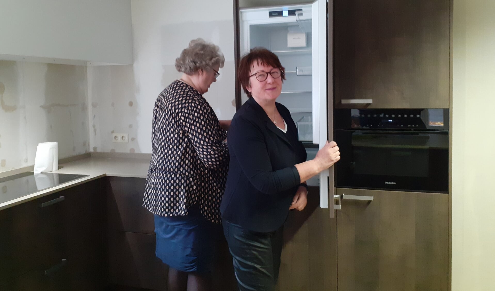 Regina (l) en Agaath inspecteren de nieuwe keuken. Er is op allerlei gebied iets te doen in het Hospice. Nieuwe vrijwilligers zijn zeer welkom. (foto: pr)