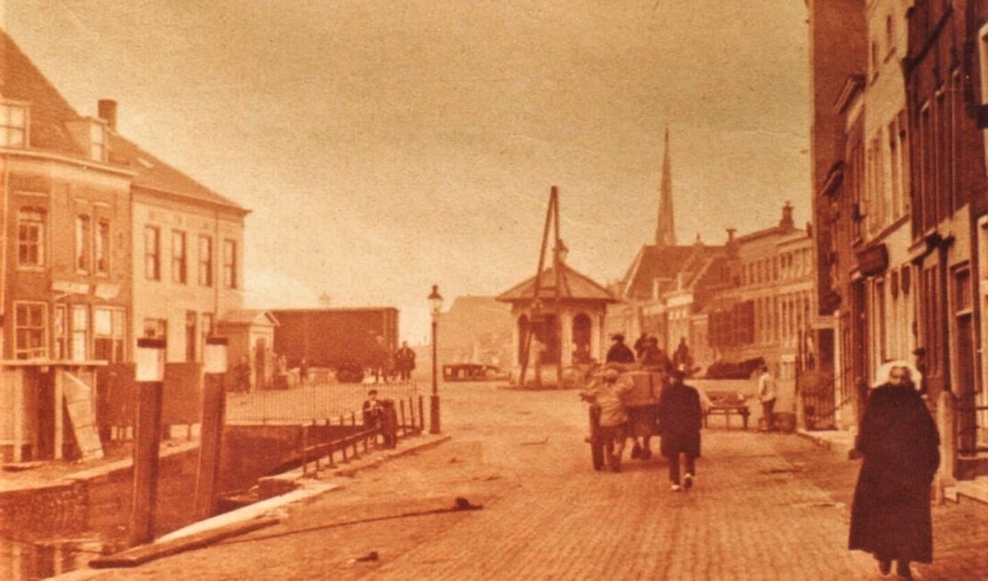Oude foto van de Havendam/Bierkade in Oud-Beijerland. Het is onbekend waar de 'vischbank' ooit gestaan heeft. (foto: archief Hist. Ver. Oud-Beijerland)