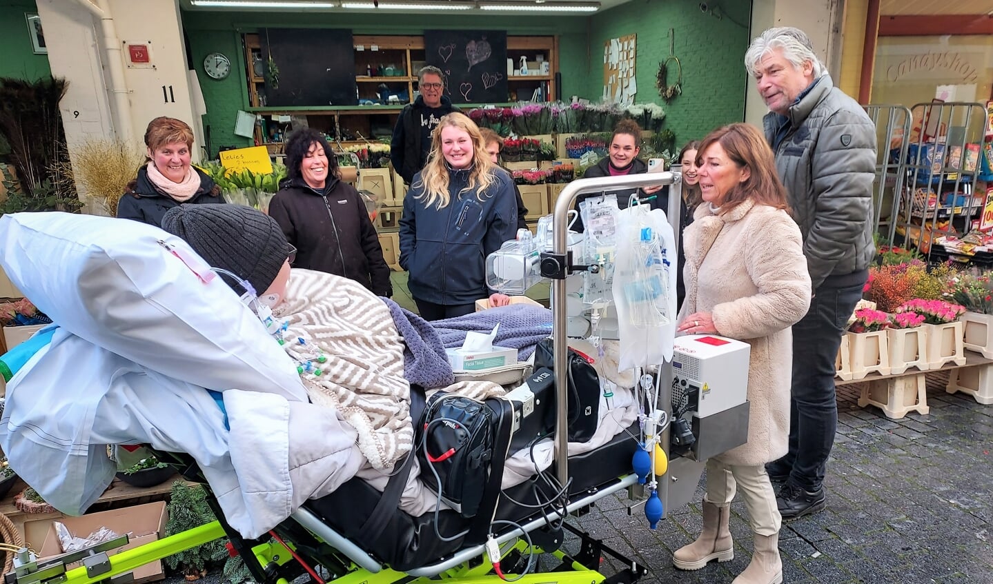 Emotioneel maar dankbaar weerzien met de collega's en de bloemen.
