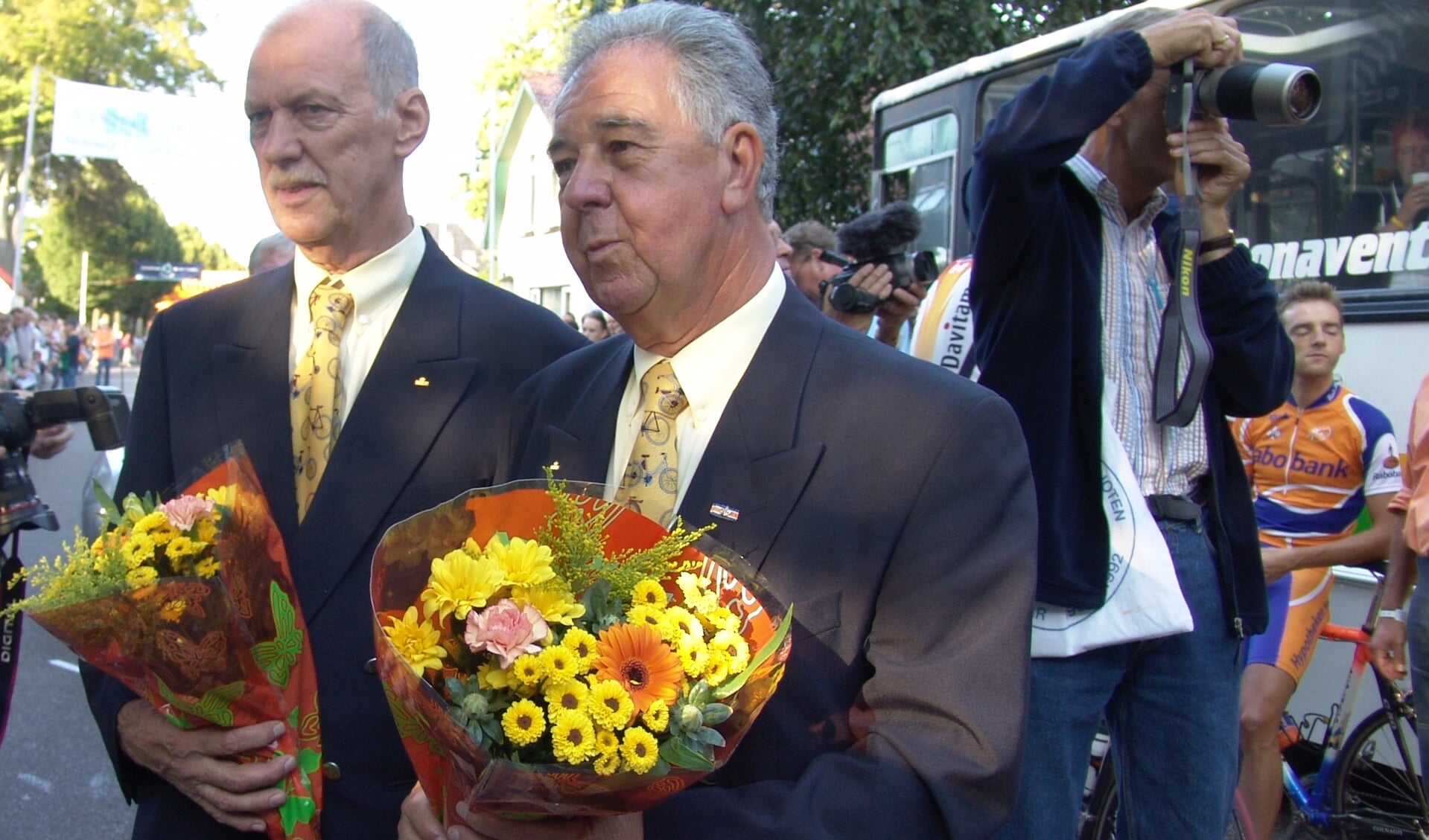 Hans Beukelman (l) en Bob Braber konden in 2006 tijdens hun huldiging door de KNWU  voor 25 jaar organisatie van de Profwielerronde Oostvoorne niet vermoeden dat ze ook 'de veertig' vol zouden maken...