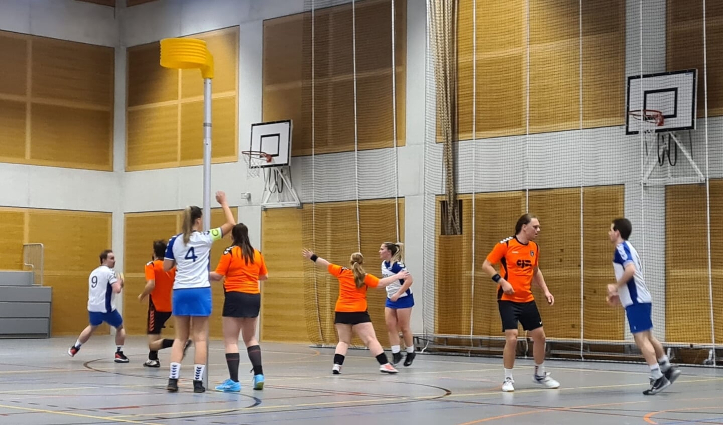 Nienke Kros heerst in paalzone, terwijl een aanval wordt opgezet achter de korf.