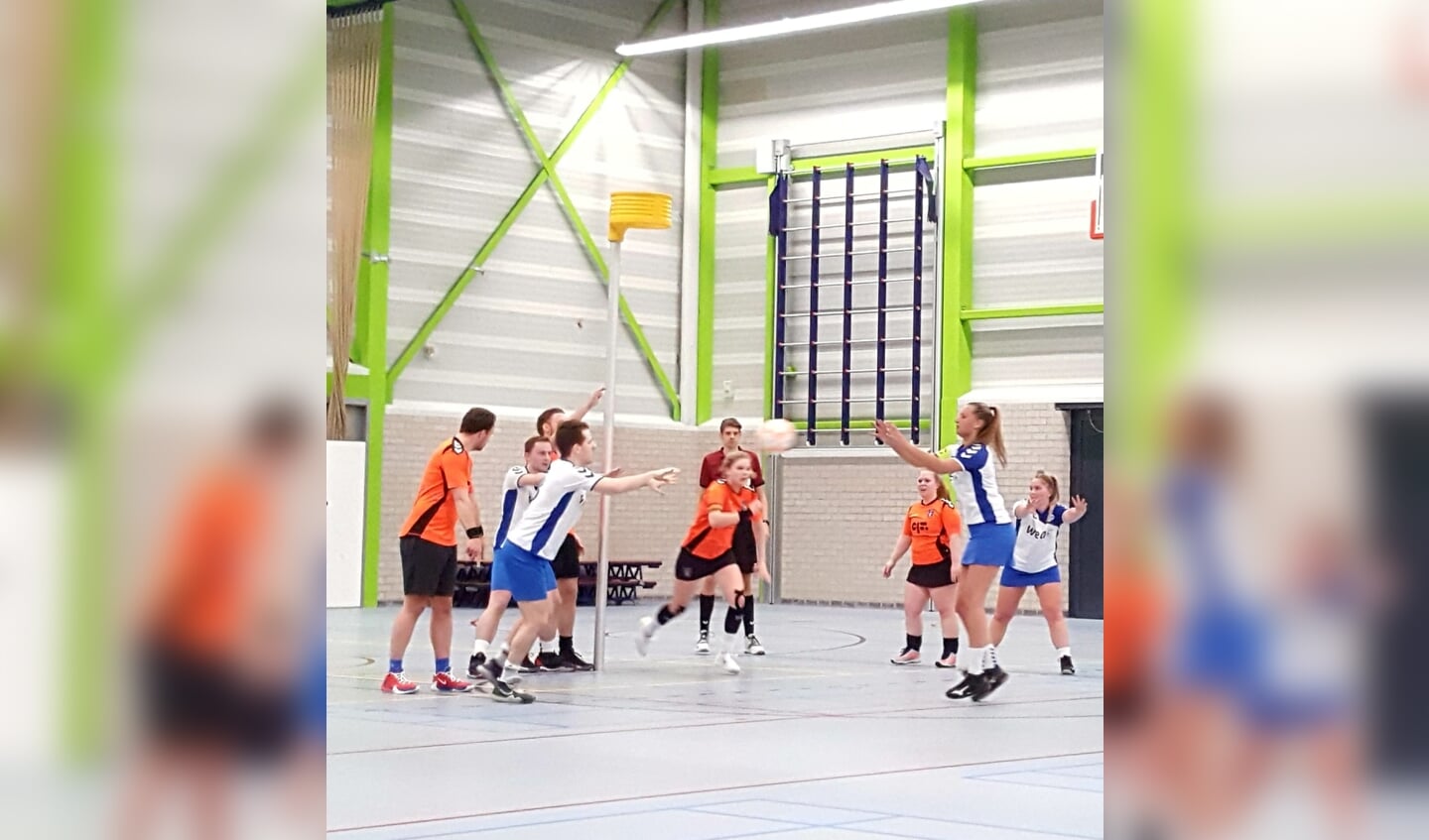 Nienke Kros legt op aangeven van Joey Ockeloen aan voor een vrije bal.