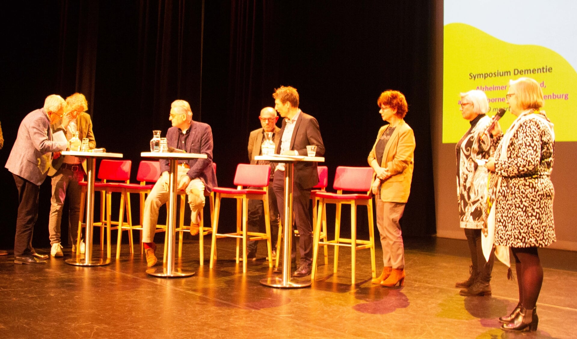 Tijdens het symposium werd het convenant dementievriendelijke samenleving getekend door gemeentes, welzijnsorganisaties, en Alzheimer Nederland afd Voorne-Putten en Rozenburg.