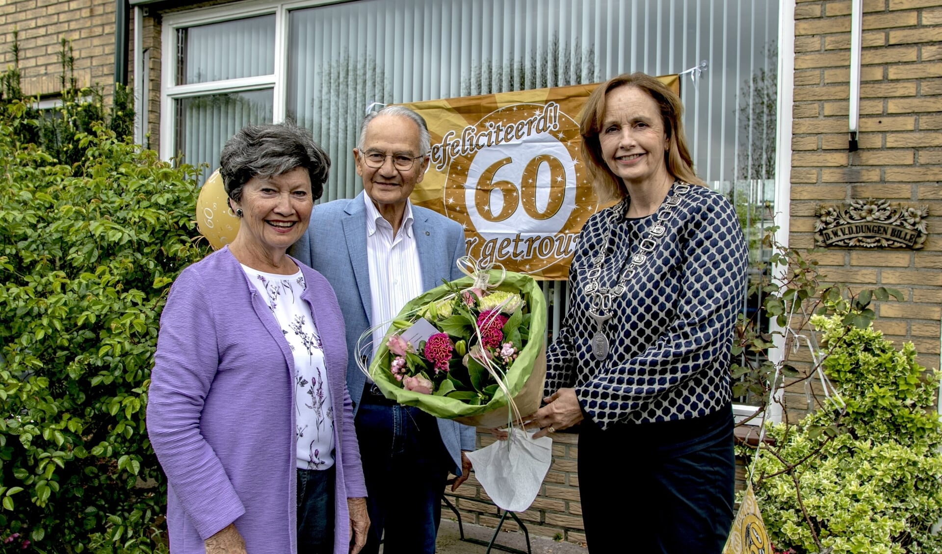 Het echtpaar Van den Dunge viert hun 60-jarig huwelijk. 