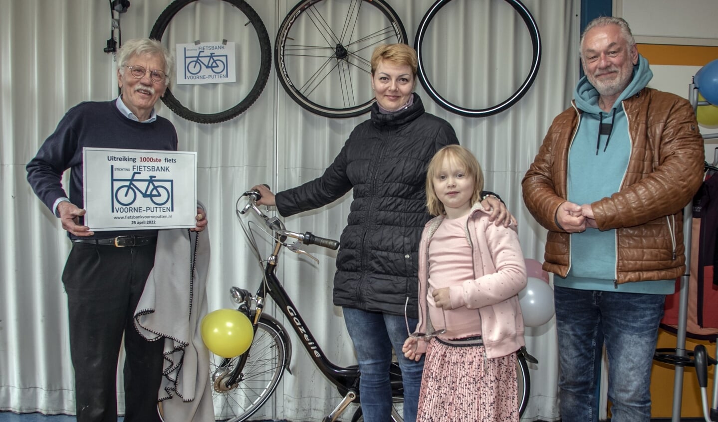 De fiets werd officieel uitgereikt door Walter Hendriks van de Kledingbank ZHE.