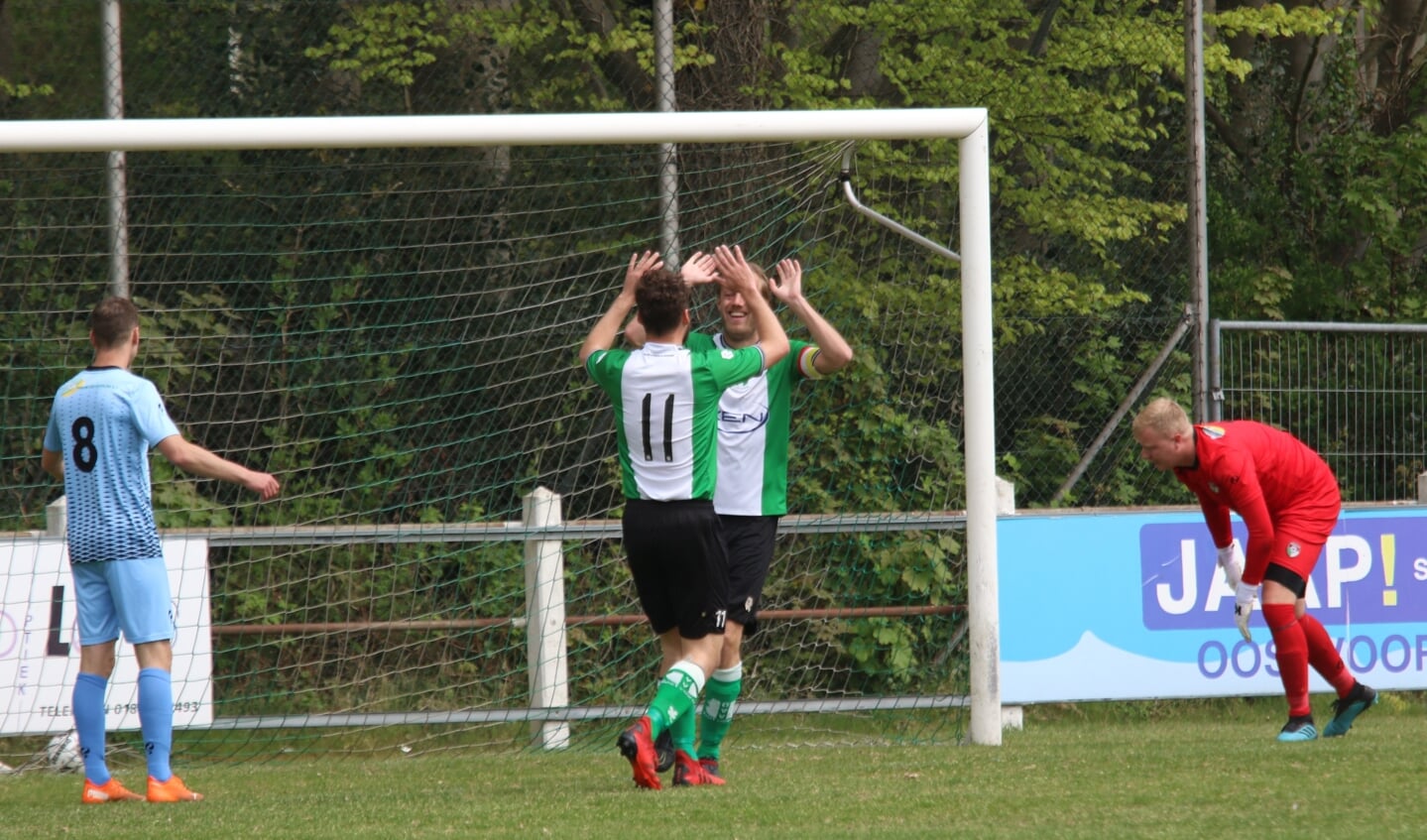 Pascal van Hulst en Michael Versaevel vieren de 2-0 van Versaevel voor OVV. (Foto: Wil van Balen).
