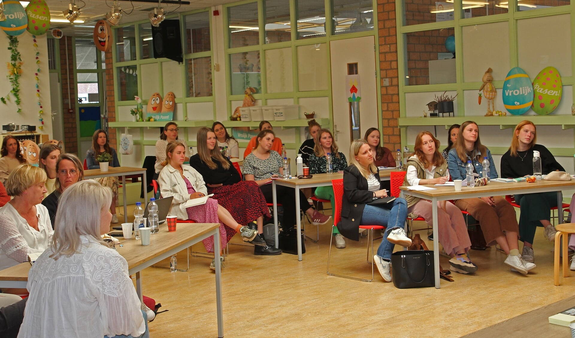 De studenten van de Antwerpse Hogeschool luisteren aandachtig naar de presentaties door diverse leerkrachten. 