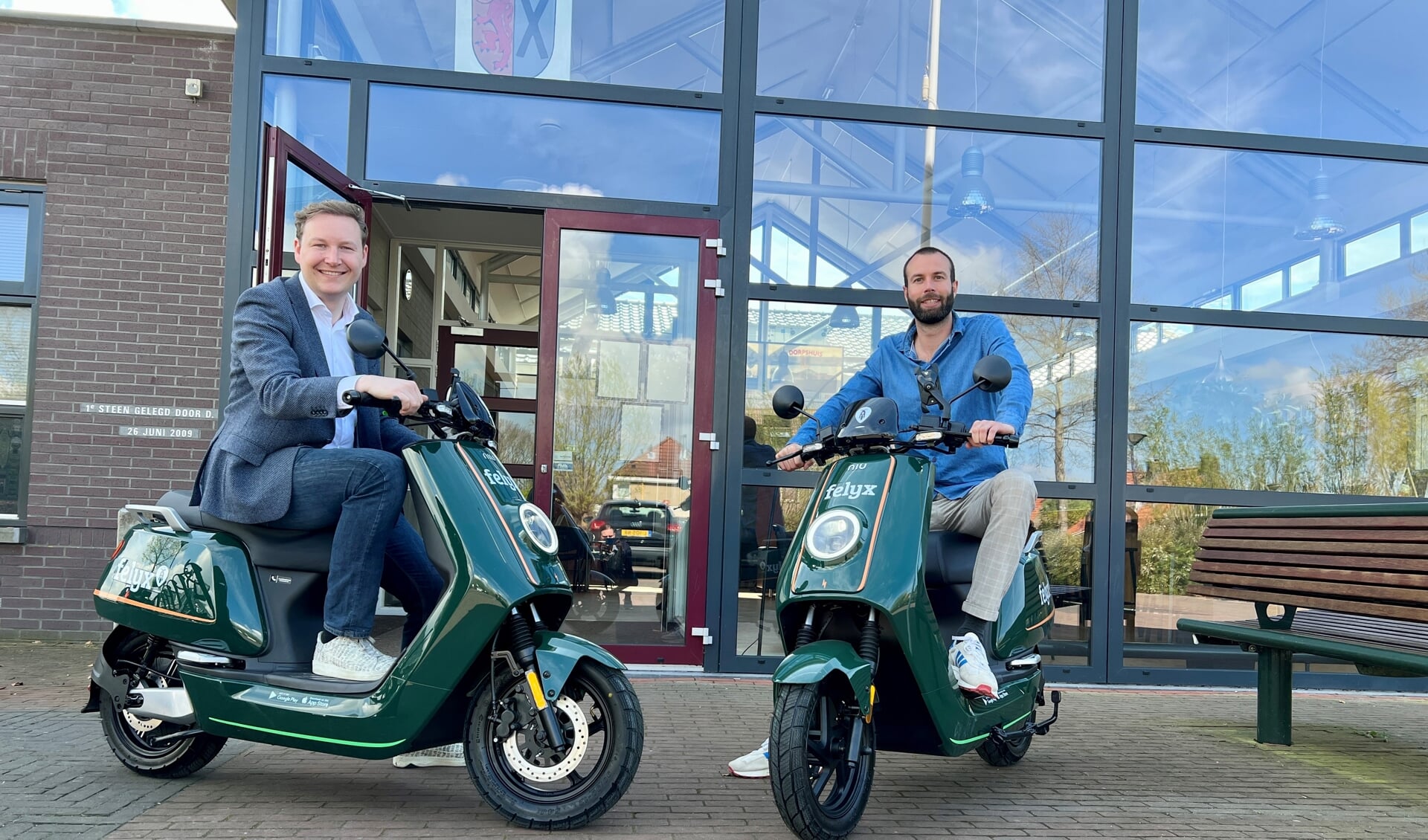 De deelscooters van Felyx bedienen ook Hekelingen en bedrijventerrein Halfweg-Molenwatering. Wethouder Igor Bal (duurzaamheid, verkeer en vervoer) en gebiedsmanager Tim Galle van Felyx zijn trots op deze uitbreiding van het servicegebied naar Nissewaard.