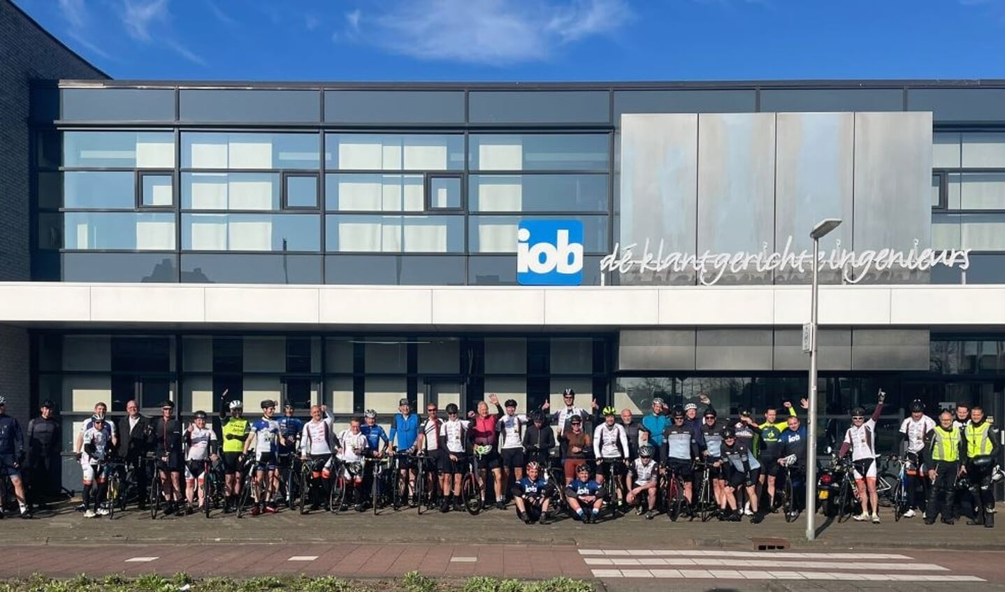 De deelnemers gingen in de pedalen voor het goede doel. Foto: Luèn Ooft (IOB)