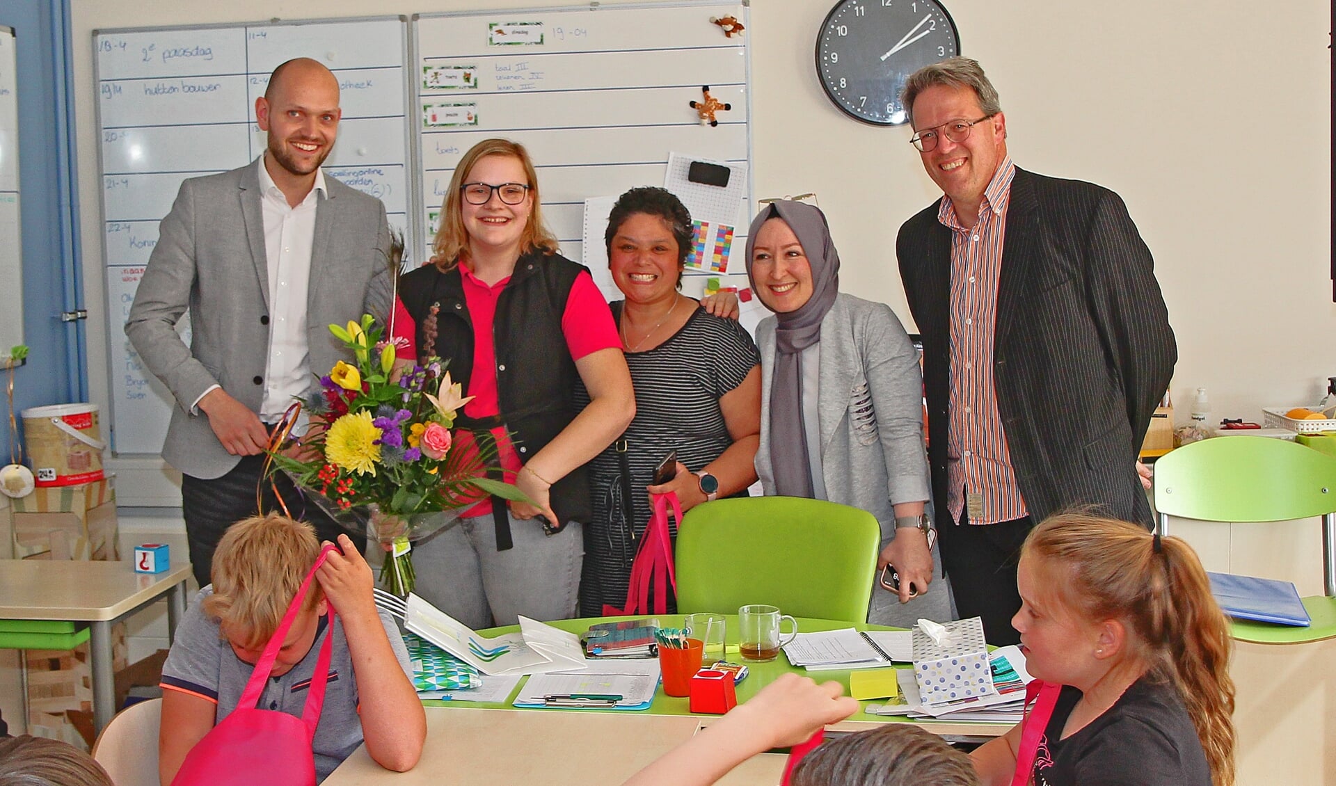 Claudia Kroon (met de bloemen) wordt omringd door wethouder Struijk en drie docenten van het Zadkine College. 